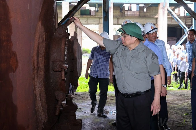 Thủ tướng Phạm Minh Chính khảo sát, làm việc và bàn giải pháp tháo gỡ khó khăn, vướng mắc tại Dự án mở rộng sản xuất giai đoạn 2 Nhà máy Gang thép Thái Nguyên (Ảnh: VGP/Nhật Bắc).