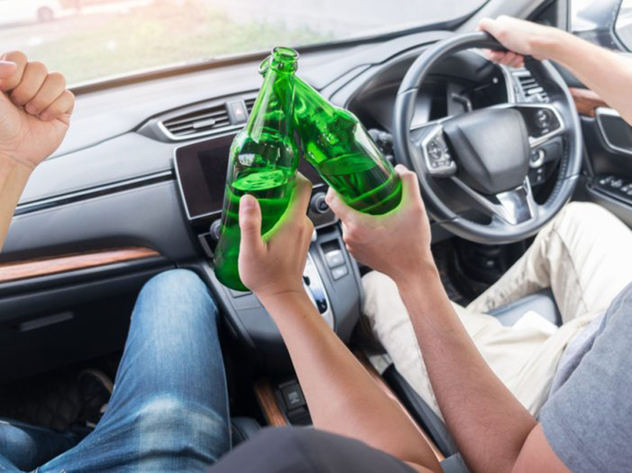 Sử dụng rượu bia khi lái xe tiềm ẩn rất nhiều nguy cơ tai nạn giao thông. Càng nguy hiểm hơn khi các tài xế say xỉn này còn đang ở độ tuổi teen - Ảnh minh họa lowcostinterlock