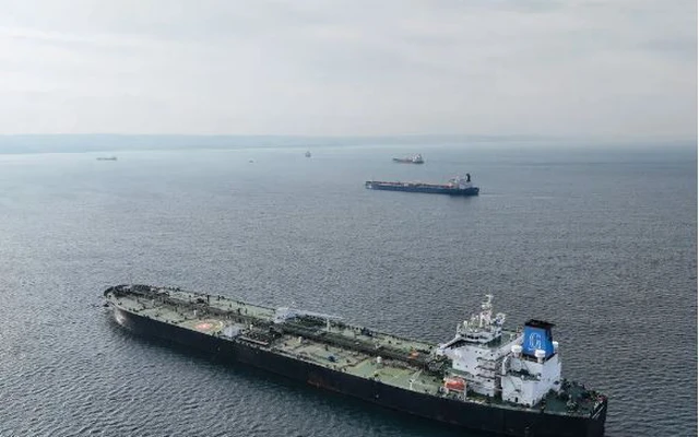 Các tàu chở dầu chờ neo đậu ở Biển Đen, gần Istanbul, Thổ Nhĩ Kỳ. Ảnh: Reuters