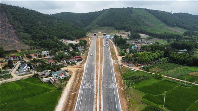 Cao tốc Mai Sơn - Quốc lộ 45 gồm 4 làn xe, nền đường 17m, đạt vận tốc 80km/h, được bố trí các làn dừng khẩn cấp cho phương tiện. Ảnh: Huy Hùng/TTXVN