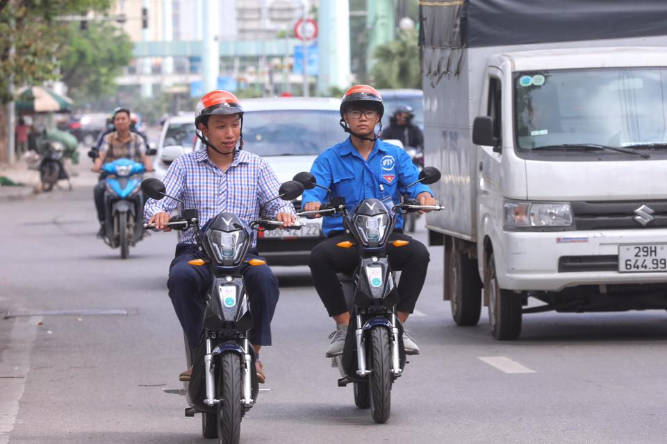 Xe đạp điện công cộng được người dân sử dụng trên đường Hà Nội. Ảnh: KTĐT