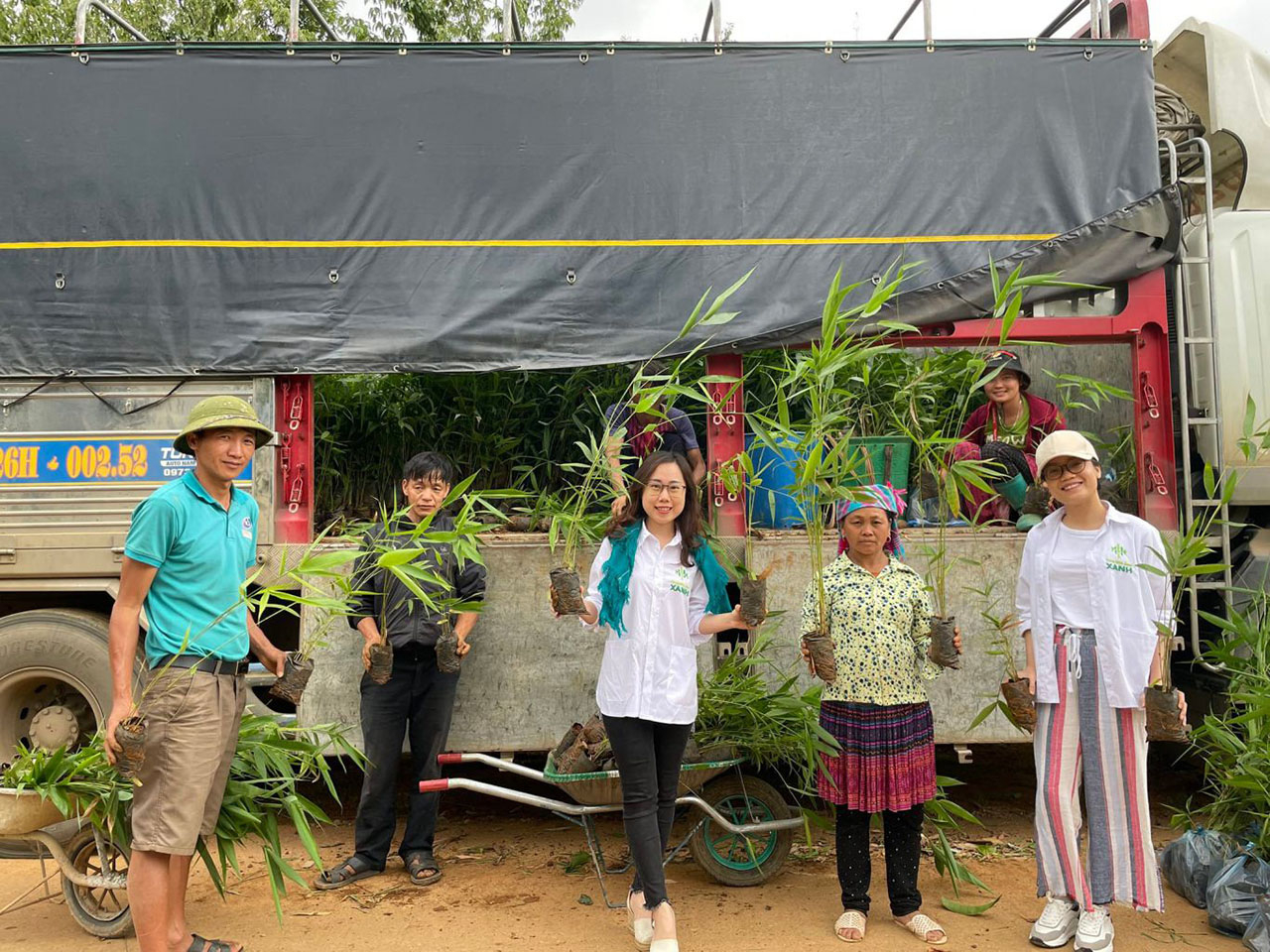 Các thành viên dựa án Thanh âm xanh với những cây tre đầu tiên trong 10.000 cây Mạy Khao Lam được trồng tại bản Ná Háng Tủa Chử, xã Púng Luông, huyện Mù Cang Chải, tỉnh Yên Bái