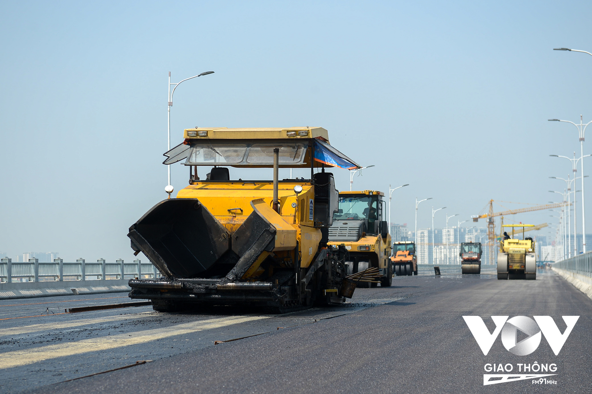 Đến nay gói thầu số 2 thuộc Dự án cầu Vĩnh Tuy, Hà Nội giai đoạn 2 với 5 gói thầu xây dựng đã hoàn thành và đang thảm nhựa. Được biết, dự án cầu Vĩnh Tuy - giai đoạn 2 được khởi công tháng 1.2021, có chiều dài và đường dẫn hơn 3,47km, mặt cắt ngang 19,3m; với tổng mức đầu tư hơn 2.500 tỉ đồng. Dự án có điểm đầu giao với đường Nguyễn Khoái và phố Minh Khai, điểm cuối giao với đường Long Biên - Thạch Bàn, đường Cổ Linh.
