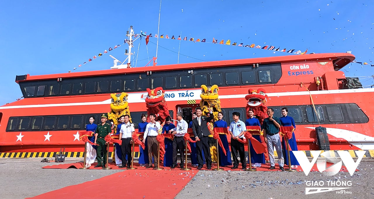 Đại diện các ban ngành tỉnh Bình Thuận và lãnh đạo công ty Phú Quốc Express thực hiện nghi thức khai tuyến cho tàu Trưng Trắc đi vào hoạt động trên tuyến Phan Thiết – Phú Quý