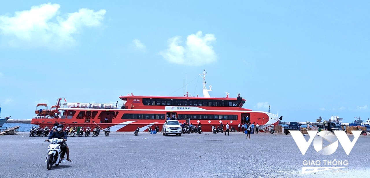 Tàu Trưng Trắc cập cảng Phú Quý