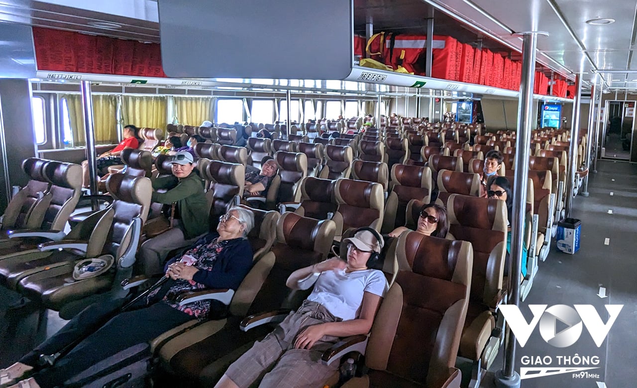 Các khoang hành khách rộng rãi với sức chứa gần 600 khách
