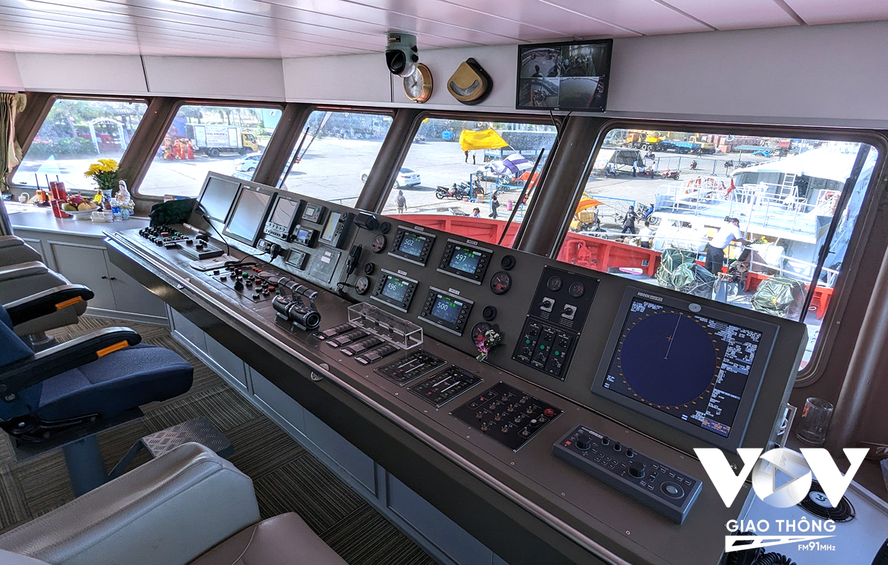 Buồng lái tàu được trang bị hiện đại, đảm bảo cho những chuyến hải trình phức tạp