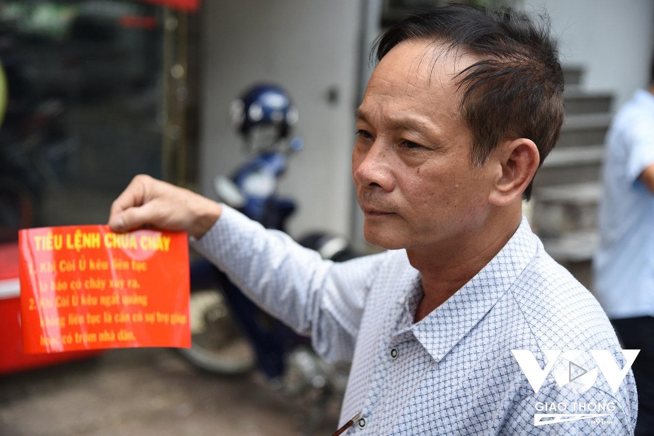 Ông Nguyễn Thế Khang – Bí thư Chi bộ khu dân cư Cơ khí 2A, phường Thượng Đình giới thiệu về Tiêu lệnh chữa cháy của một Tổ liên gia an toàn PCCC trên địa bàn phường