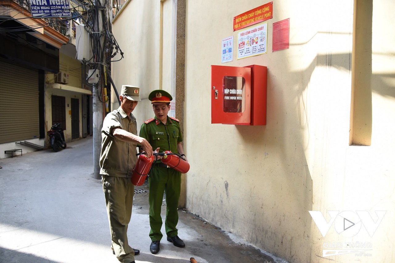 Thượng úy Lã Tuấn Anh – Cán bộ Đội cảnh sát PCCC&CNCH quận Thanh Xuân hướng dẫn người dân sử dụng các thiết bị PCCC tại một điểm chữa cháy công cộng