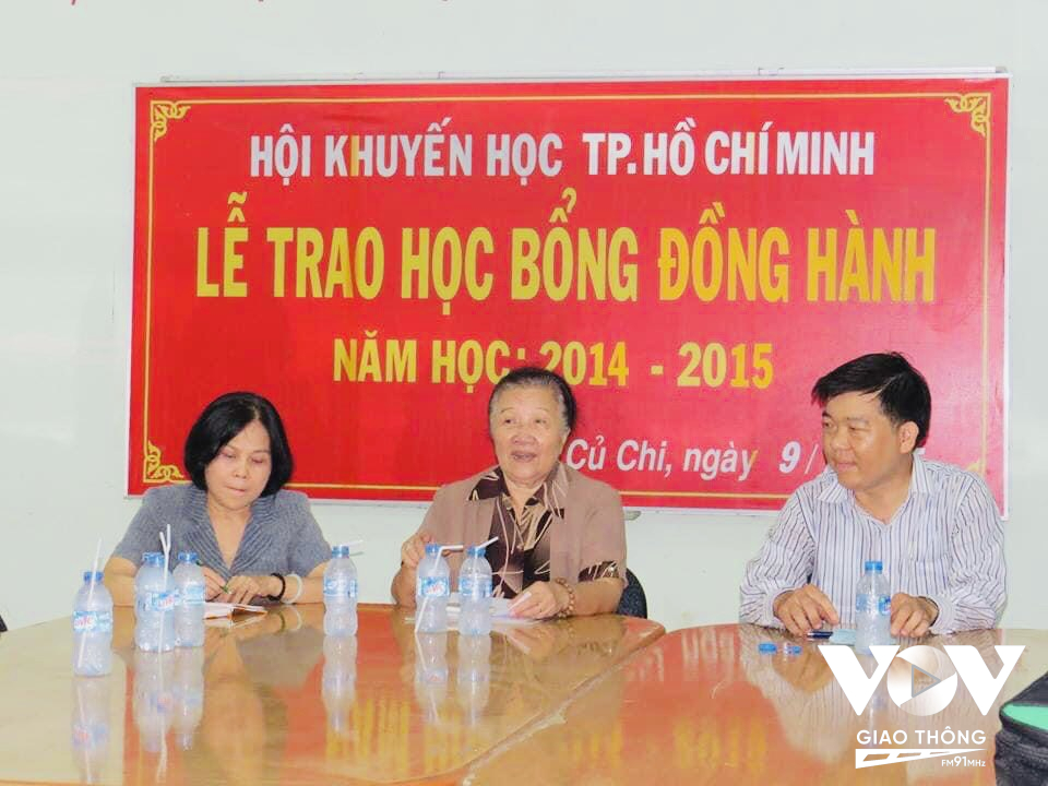 Thầy giáo Nguyễn Văn Cải cùng cô Minh Ngọc trao học bổng cho Học sinh vượt khó học tốt