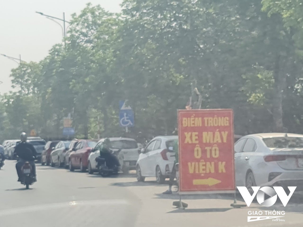 Một yếu tố khác cũng đang khiến đại lộ Chu Văn An thêm hỗn loạn, đó là không ít bãi trông xe ô tô xung quanh cổng viện K Tân Triều chiếm dụng làn xe máy tới hơn 1km