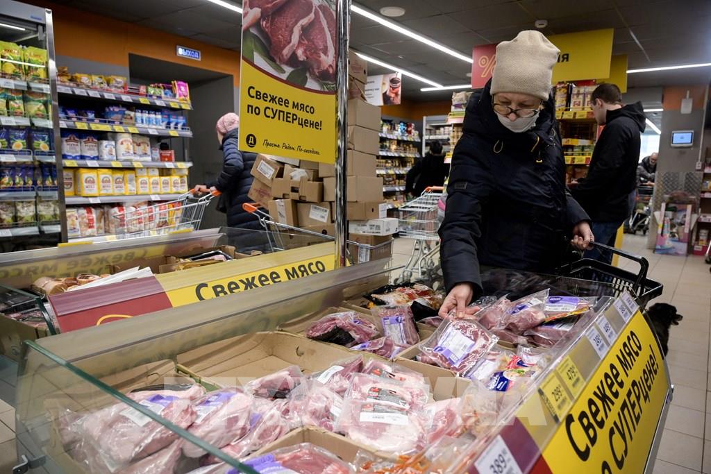 Khách hàng mua sắm tại một siêu thị ở Moskva, Nga. Ảnh: AFP/TTXVN