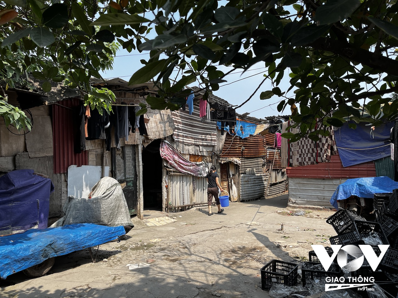 Cư dân ở phường Phúc Xá chủ yếu là người lao động nghèo... sống trong những căn nhà tạm lụp xụp như thế này...