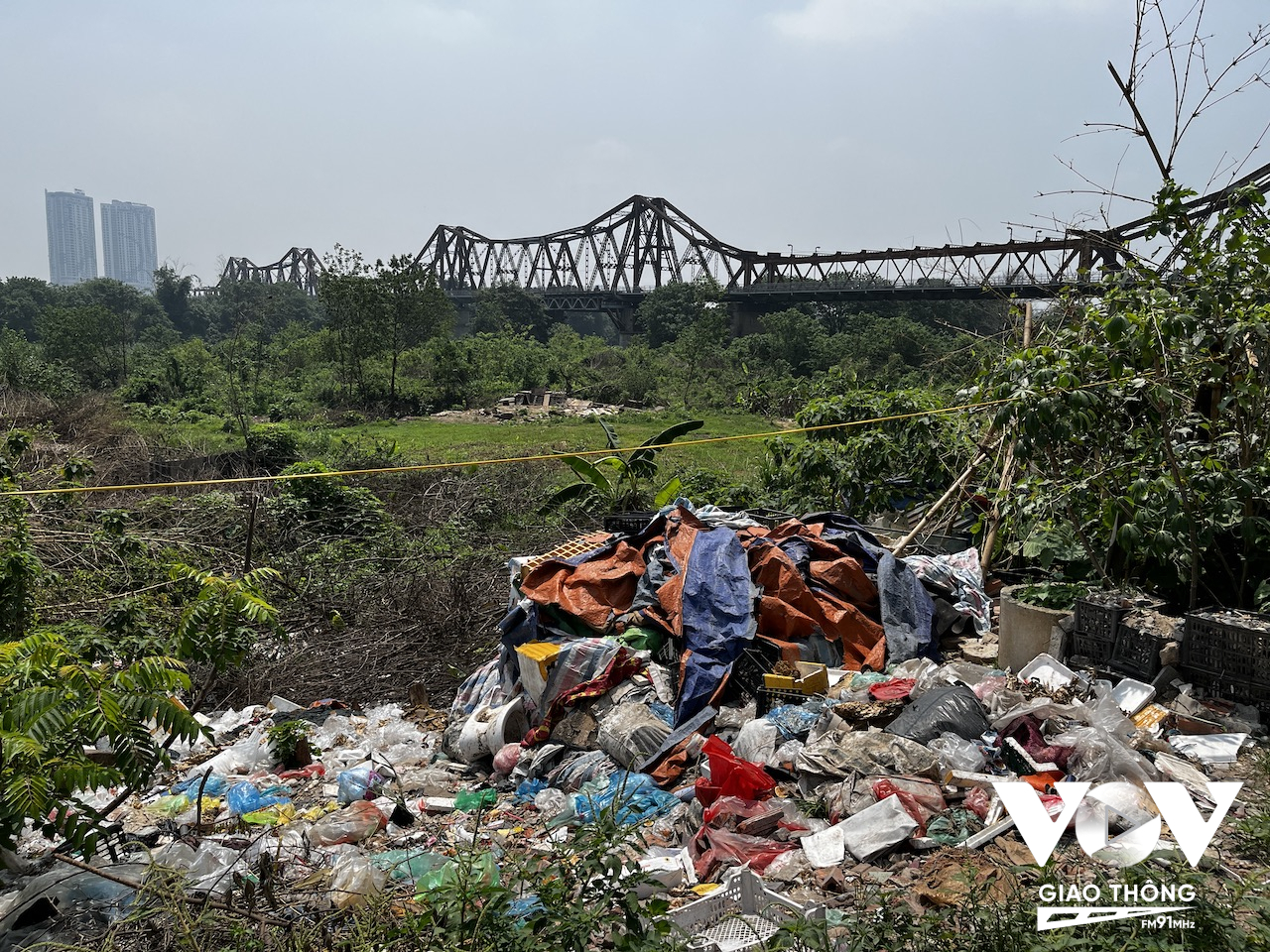 Ngay chính bản thân cư dân ở đây cũng góp phần cho môi trường cuộc sống của họ trở nên ô nhiễm, khi họ thoải mái vứt rác thải ra ngay trước cửa nhà, xuống bãi sông Hồng