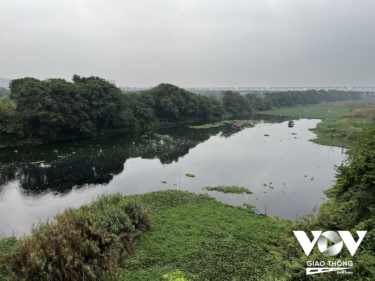 Nước thải được xả trực tiếp xuống sông khiến tình trạng ô nhiễm của sông Hồng đoạn qua thành phố Hà Nội ô nhiễm nghiêm trọng