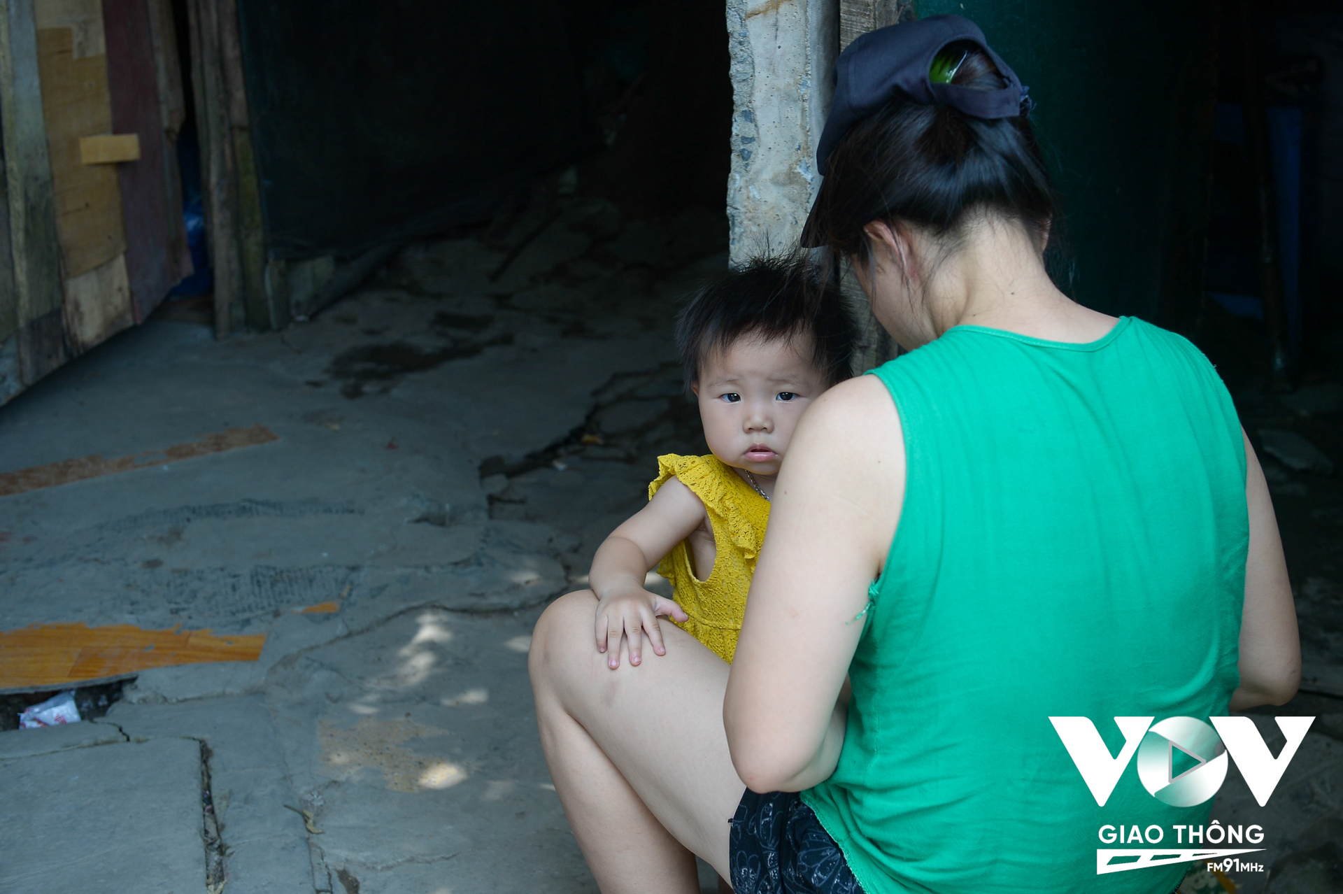 Bé gái 15 tháng tuổi nhà chị Nhung, hàng xóm của nhà anh Sơn.