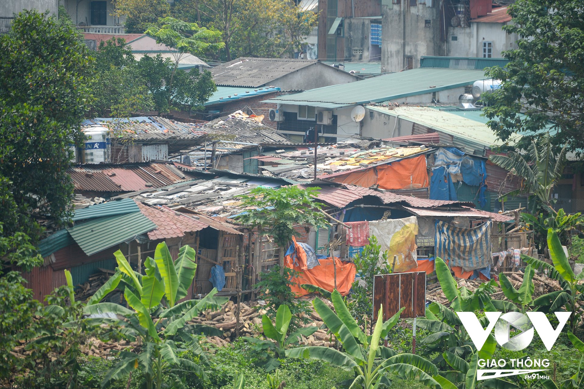 Xóm trọ nghèo nằm ở sau chợ Long Biên.