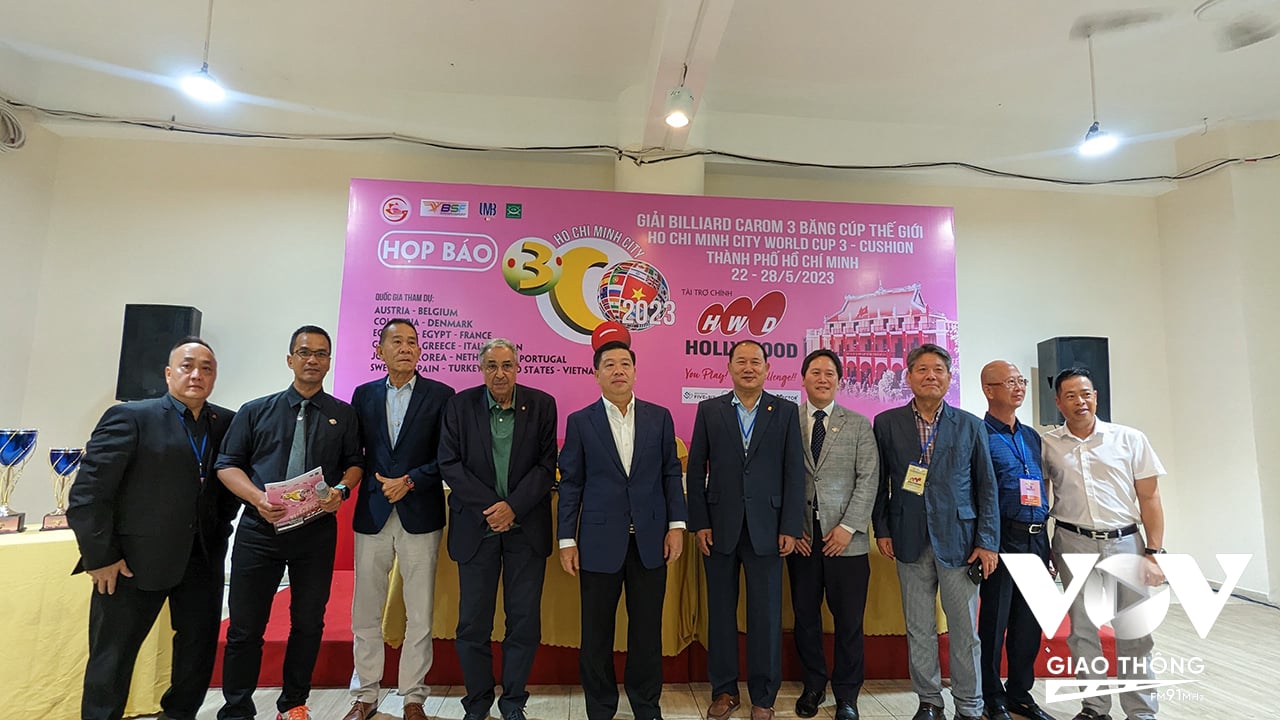 Đại diện Liên đoàn Billiards Thế giới (UMB), Liên đoàn billiards carom Châu Á (ACBC) cùng Liên đoàn Biiliards & Snooker Việt Nam tại buổi họp báo