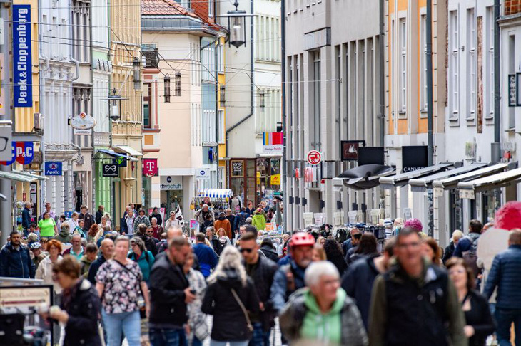 Một con phố mua sắm ở thành phố Stralsund của Đức - Ảnh: CNN