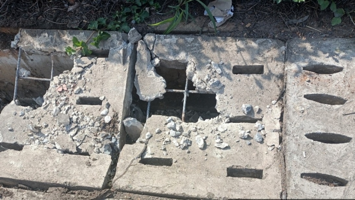Các tấm bê tông trên tuyến xa lộ Hà Nội bị đập phá để lấy sắt thép (ảnh T.N)