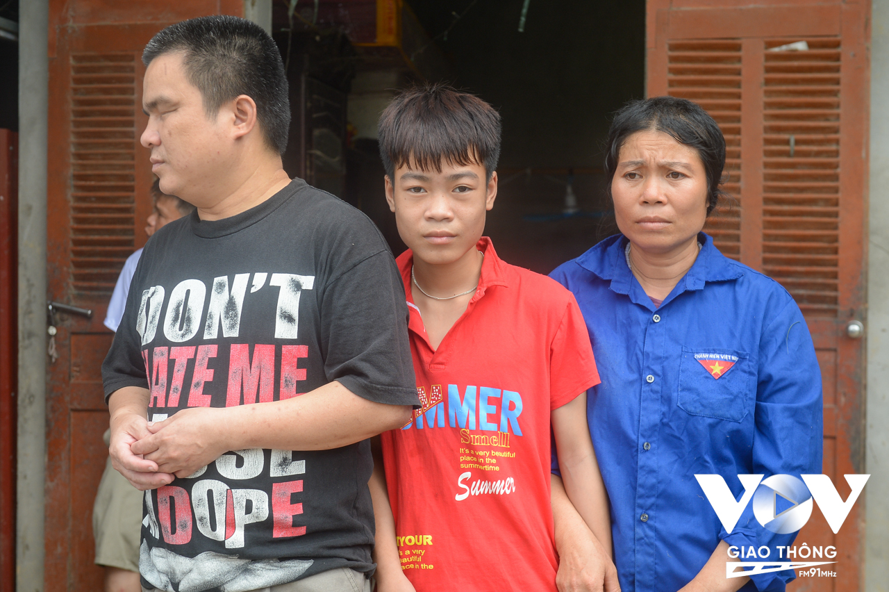 Hoàn cảnh gia đình nhà anh Trần Văn Quý vô cùng khó khăn. Anh Quý bị mù bẩm sinh, còn vợ và người con thứ 2 đều mắc bệnh hiểm nghèo.