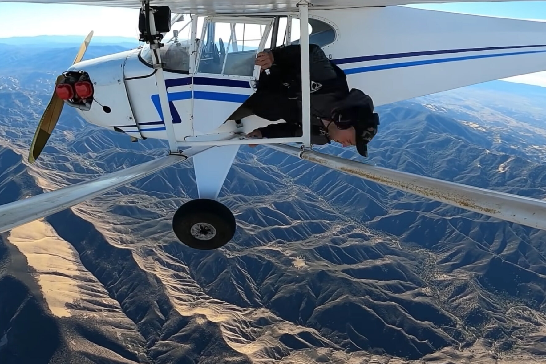 Cảnh Youtuber Jacob Trevor nhảy dù khỏi máy bay. Ảnh cắt từ clip