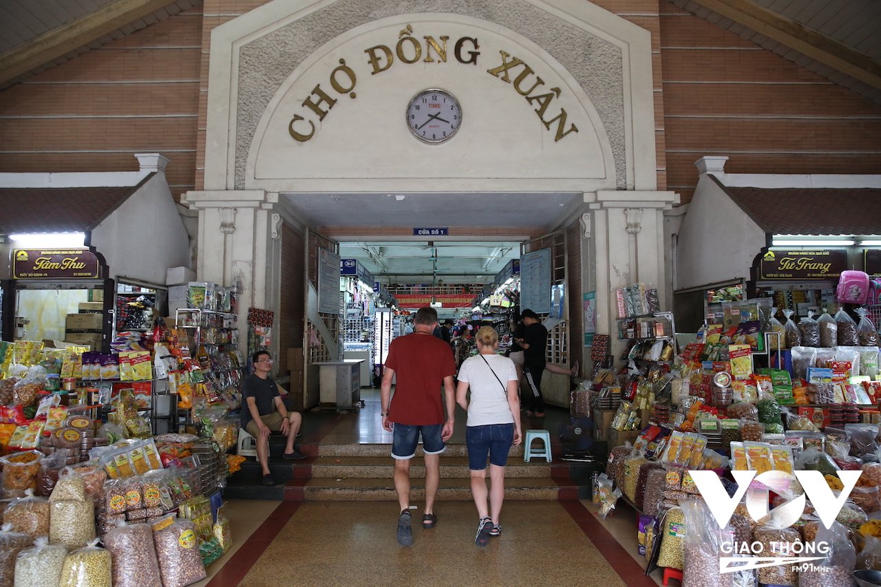 Du khách nước ngoài rất thích thú đi mua sắm, tham quan chợ Đồng Xuân