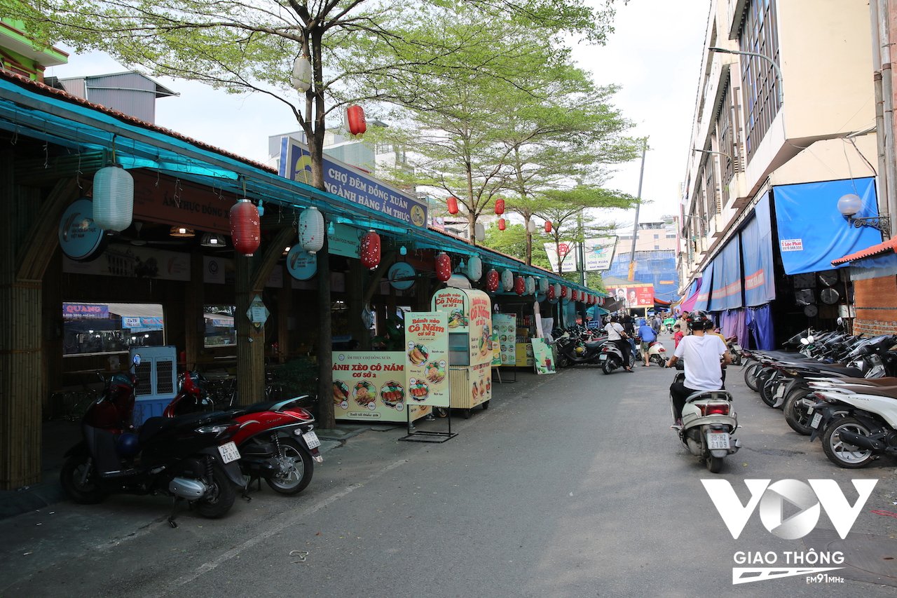 Khu hàng ăn uống bên cạnh chợ Đồng Xuân, chủ yếu sẽ nhộn nhịp vào buổi đêm và đặc biệt vào những ngày mở phố đi bộ trong phố cổ