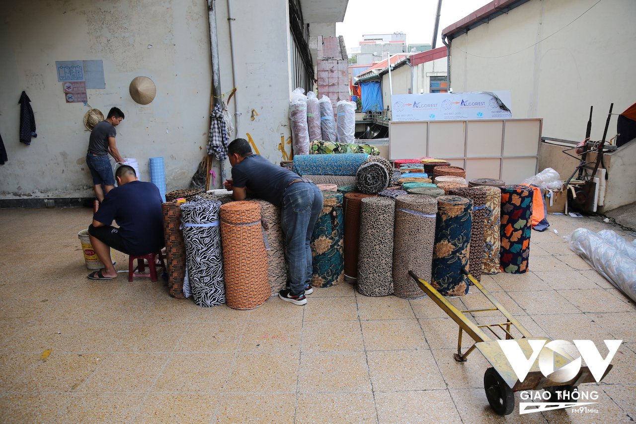 Những người thợ bốc vác ở chợ Đồng Xuân