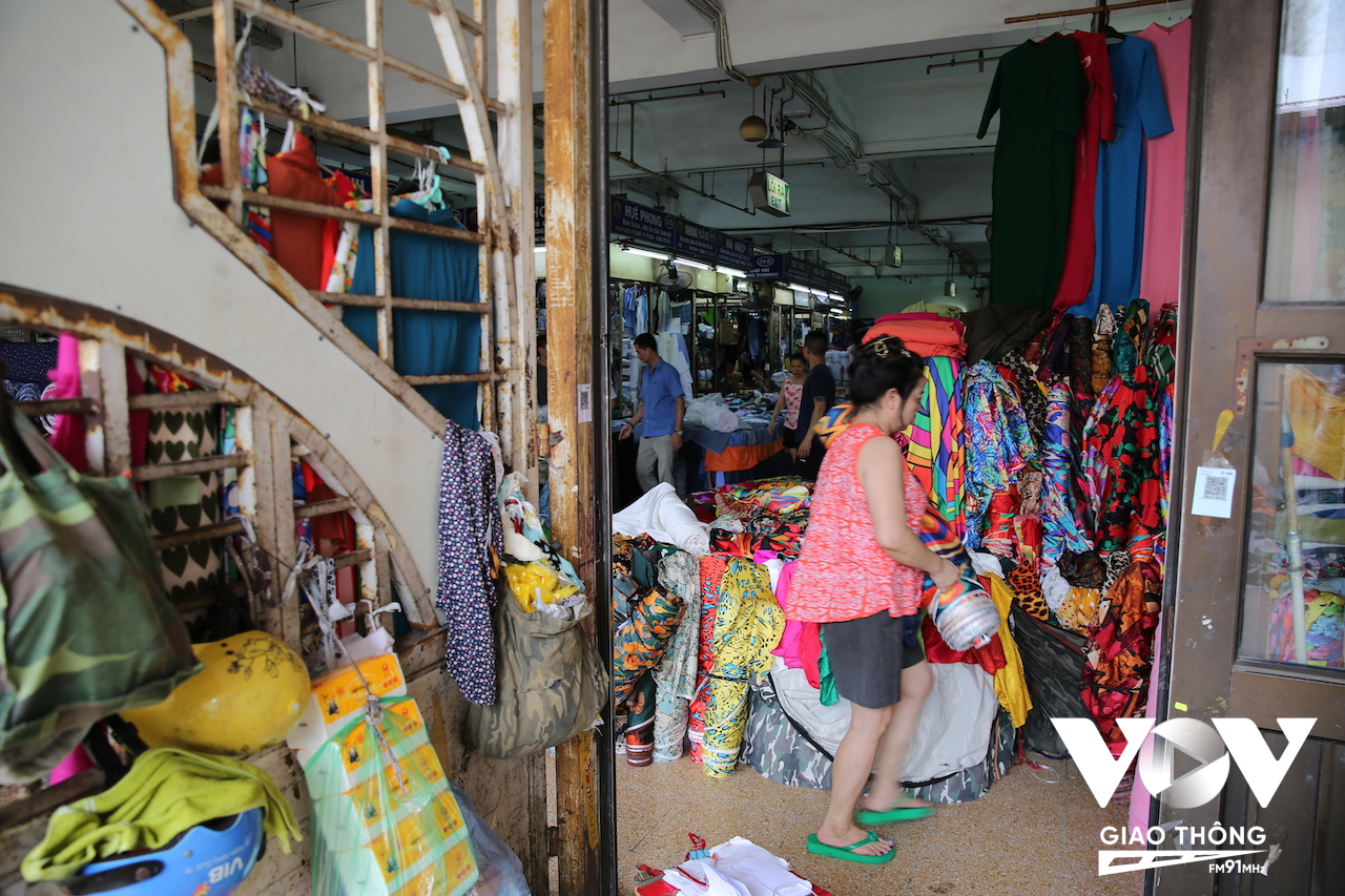 Một góc chợ Đồng Xuân với ngành nghề kinh doanh vải vóc