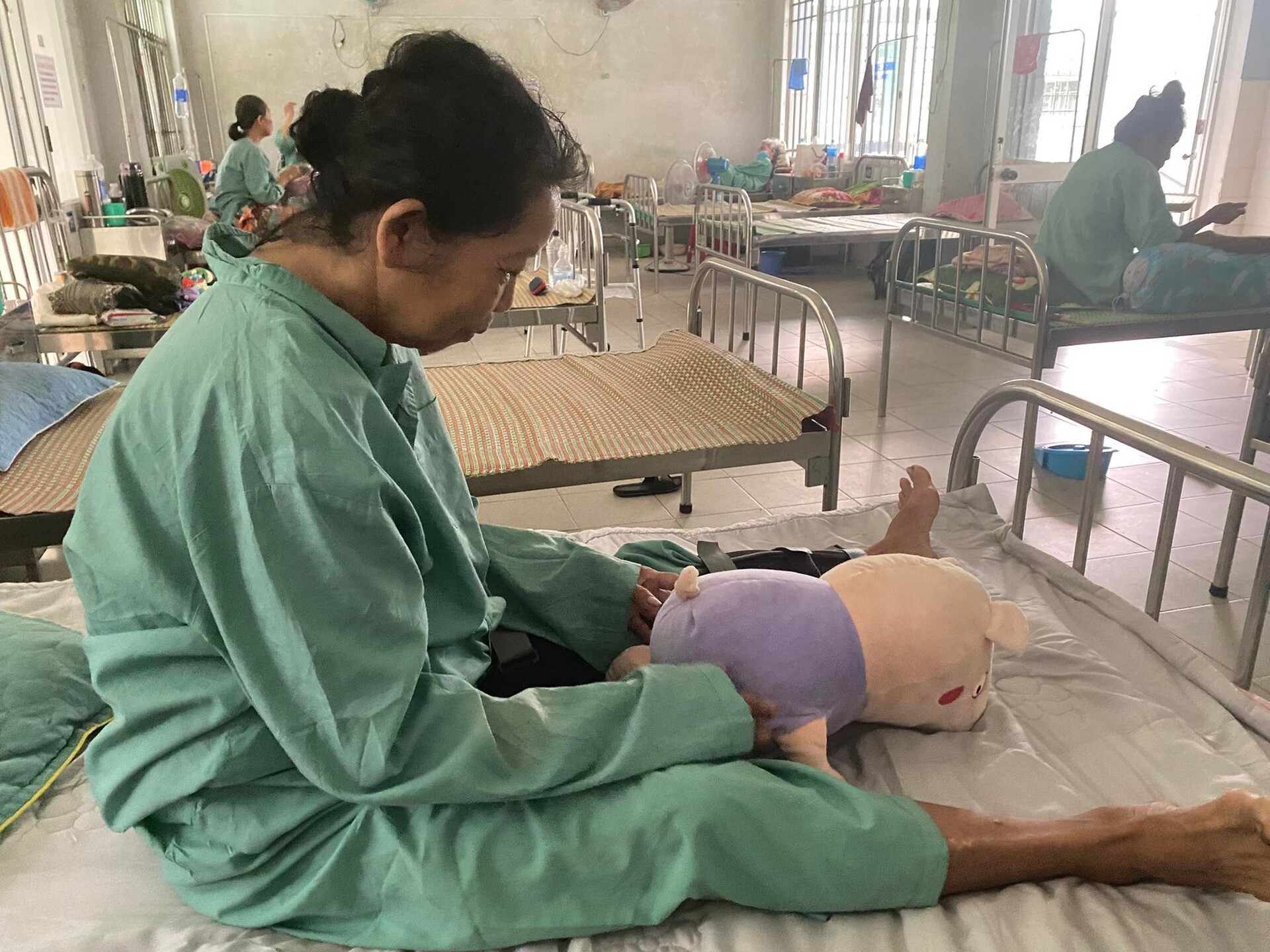 Bà Nguyệt được người tốt đưa tới Bệnh viện đa khoa Quảng Nam sau khi bị tai nạn - Ảnh NVCC