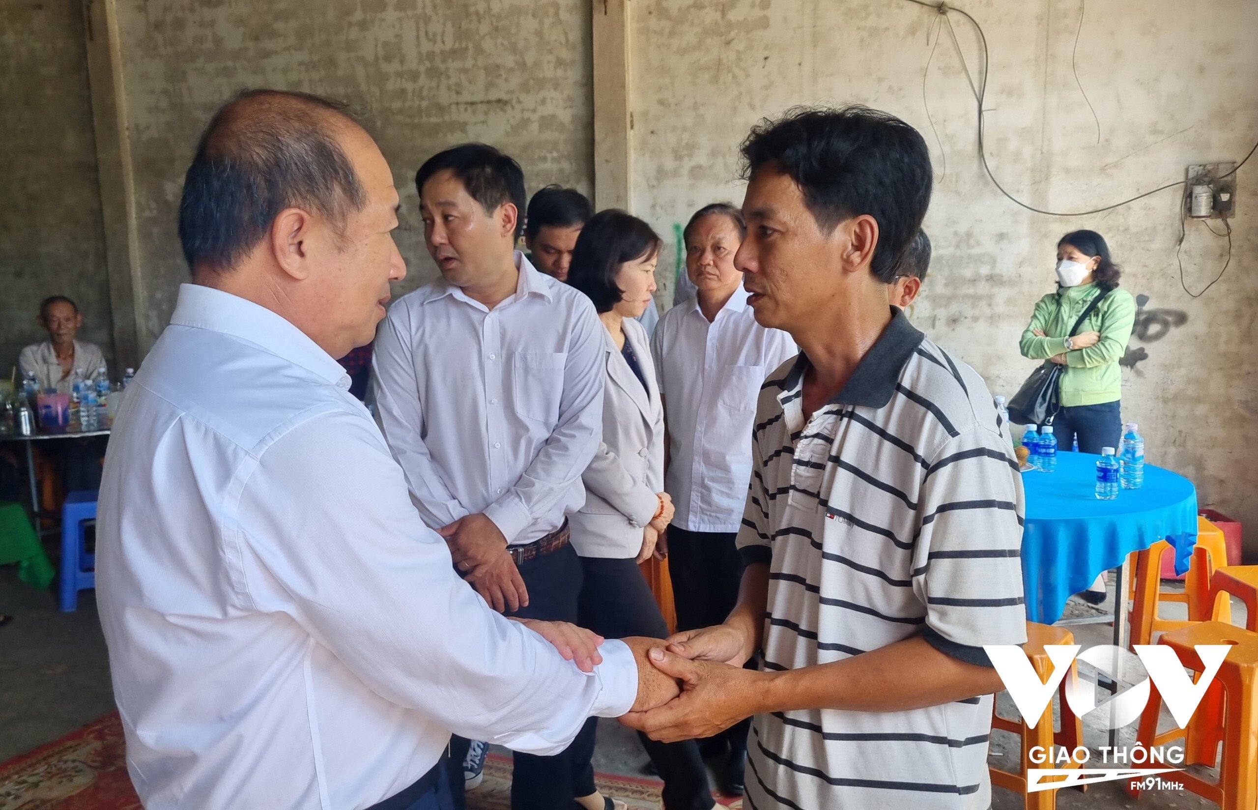 Phó chủ tịch UBND tỉnh Đồng Tháp Đoàn Tấn Bửu đến chia buồn và động viên gia đình có 3 trẻ tử vong tại huyện Cao Lãnh sớm vượt qua nỗi đau.