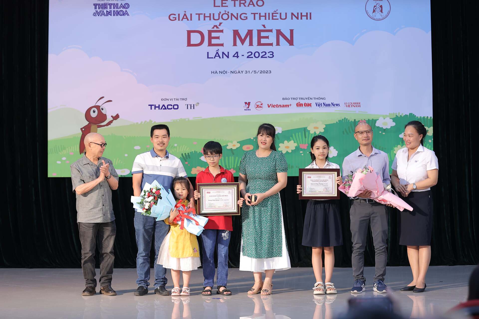 BTC trao giải Khát vọng Dế Mèn cho họa sĩ nhí Hoàng Nhật Quang và tặng thưởng của Hội đồng Giám khảo cho Nhà văn nhí Thụy Phương.