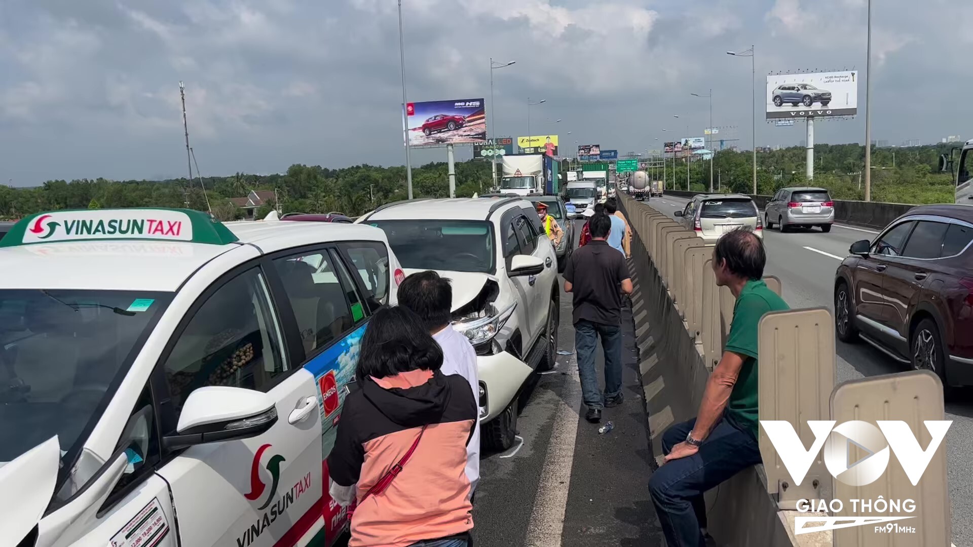 Do ảnh hưởng của vụ tai nạn, giao thông hướng TP.HCM đi Đồng Nai kẹt xe kéo dài.