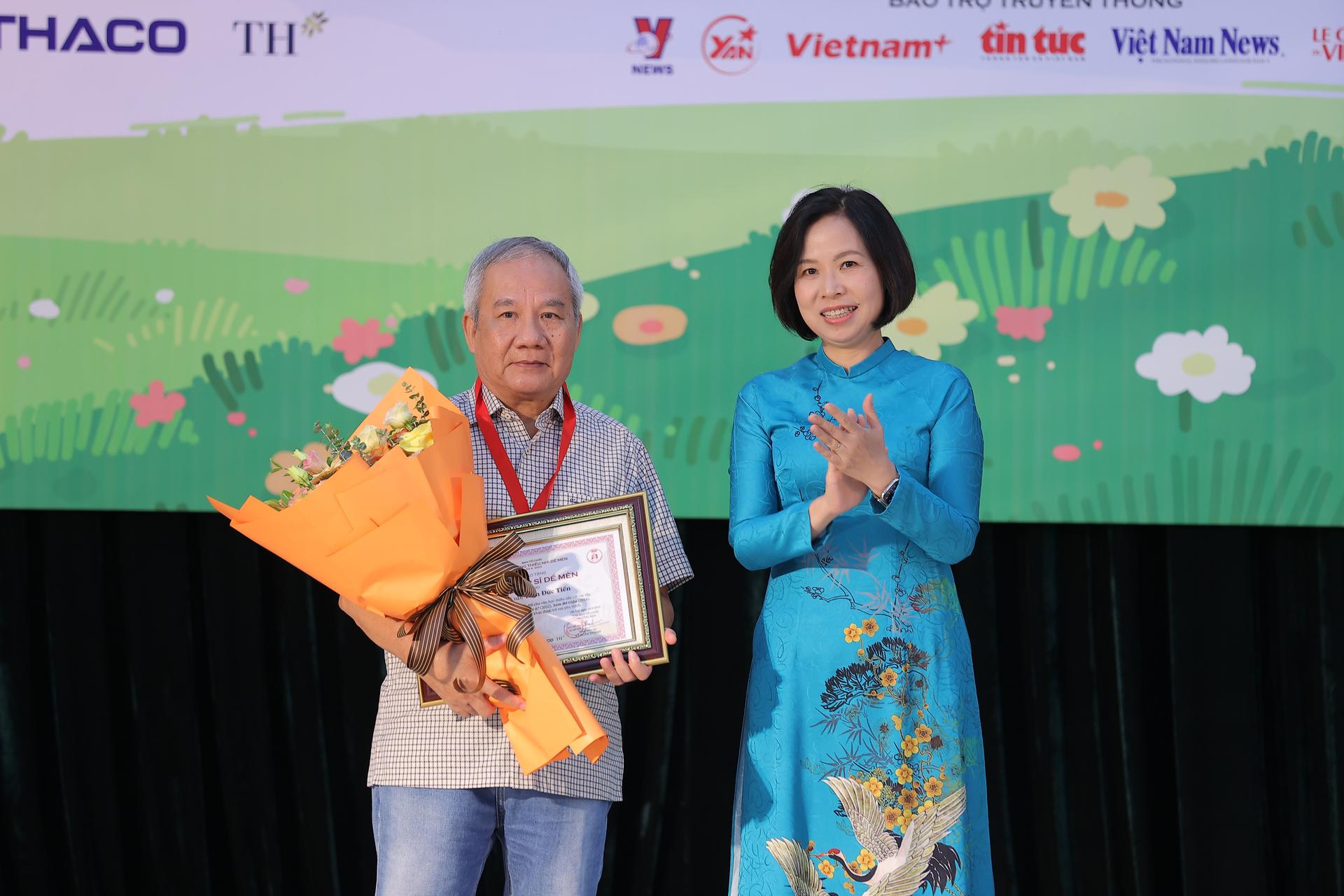 Tổng giám đốc Thông tấn xã Việt Nam Vũ Việt Trang trao giải Hiệp sĩ Dế Mèn cho Nhà văn Trần Đức Tiến.
