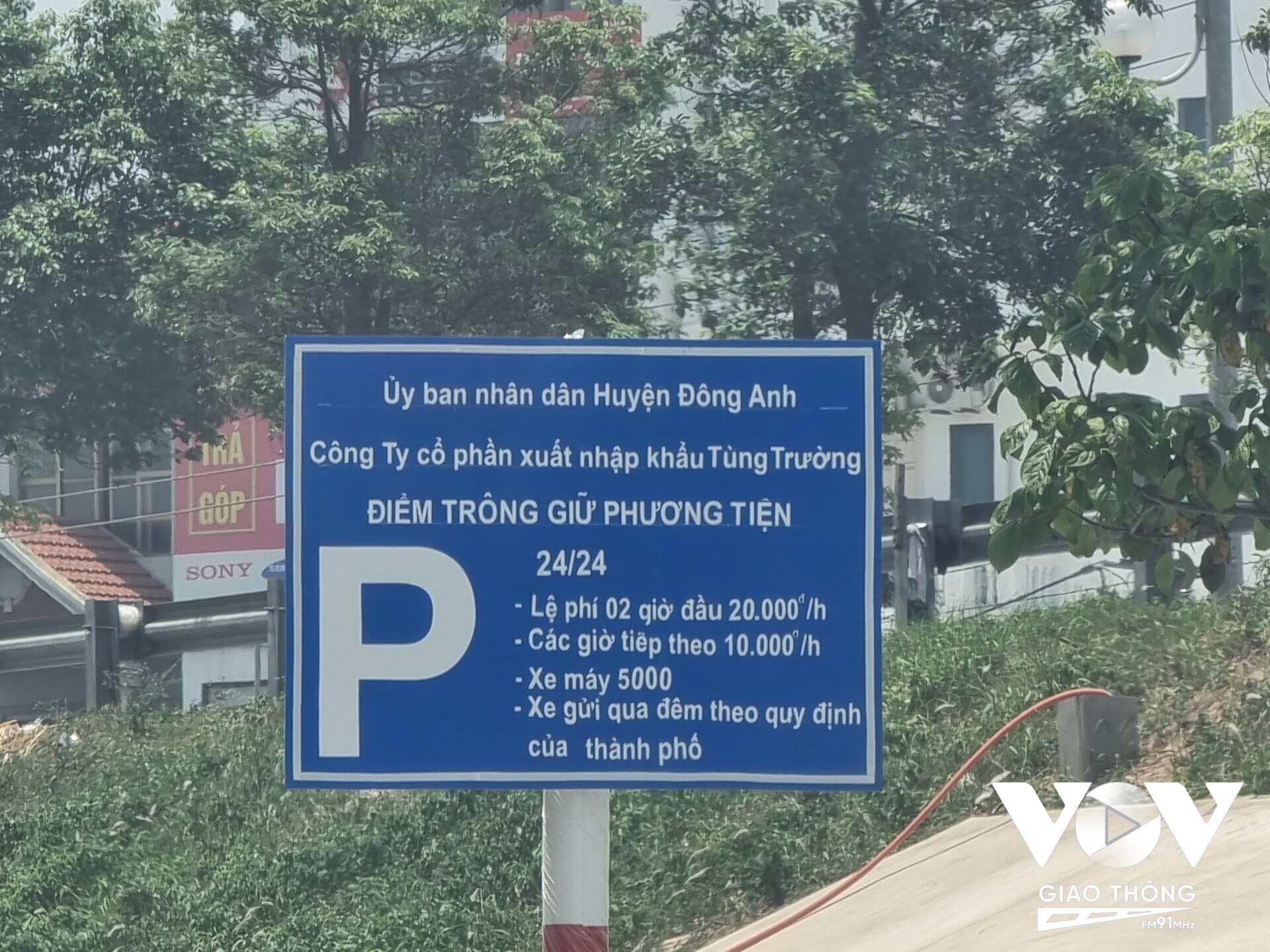 Bảng giá trông giữ xe của công ty Tùng Trường đang để cao hơn nhiều với giá trông giữ xe quy định của TP. Hà Nội