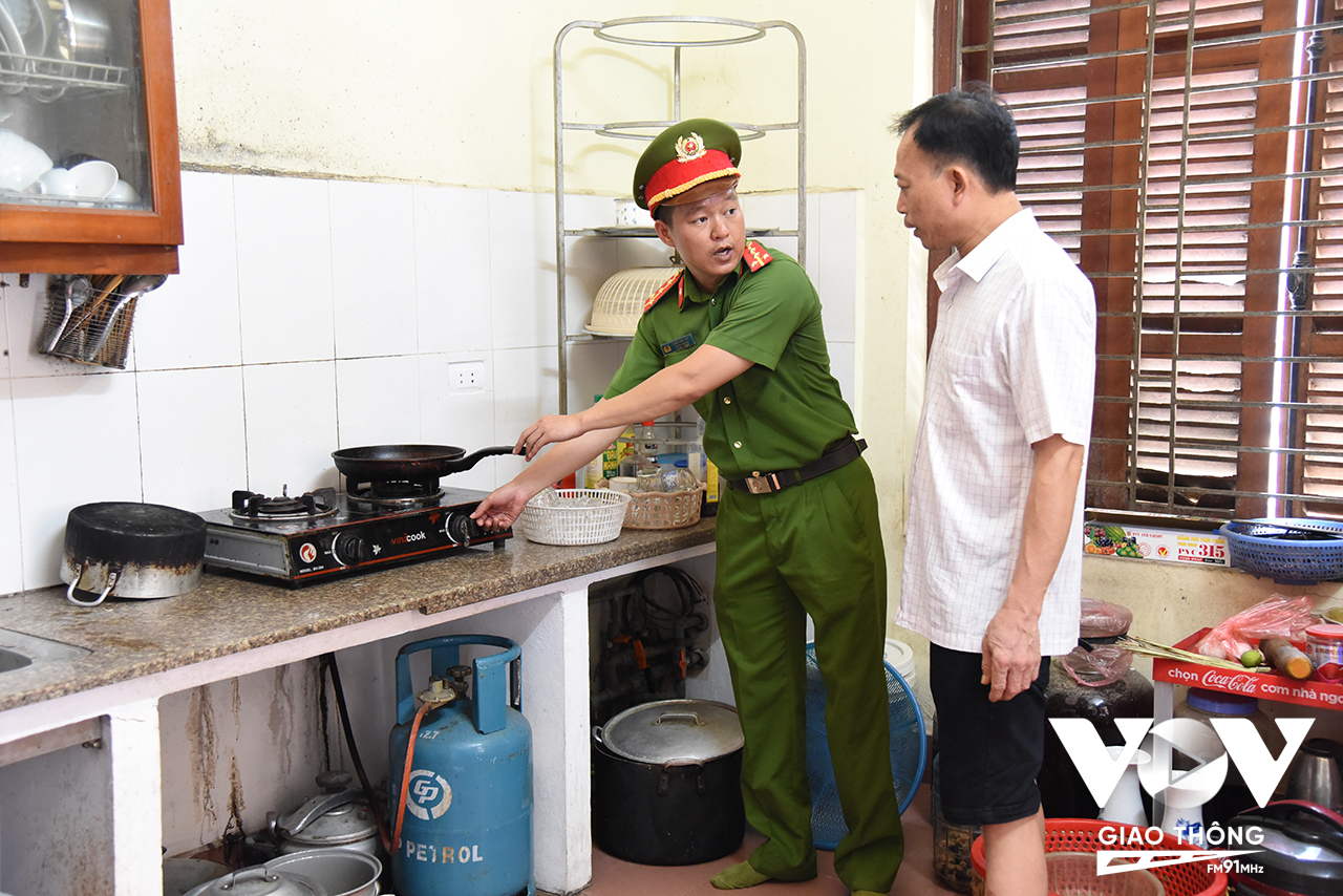 Đại úy Lương Minh Huy – Phó đội trưởng Đội Cảnh sát PCCC&CNCH Công an huyện Đan Phượng hướng dẫn đảm bảo an toàn PCCC cho người dân.