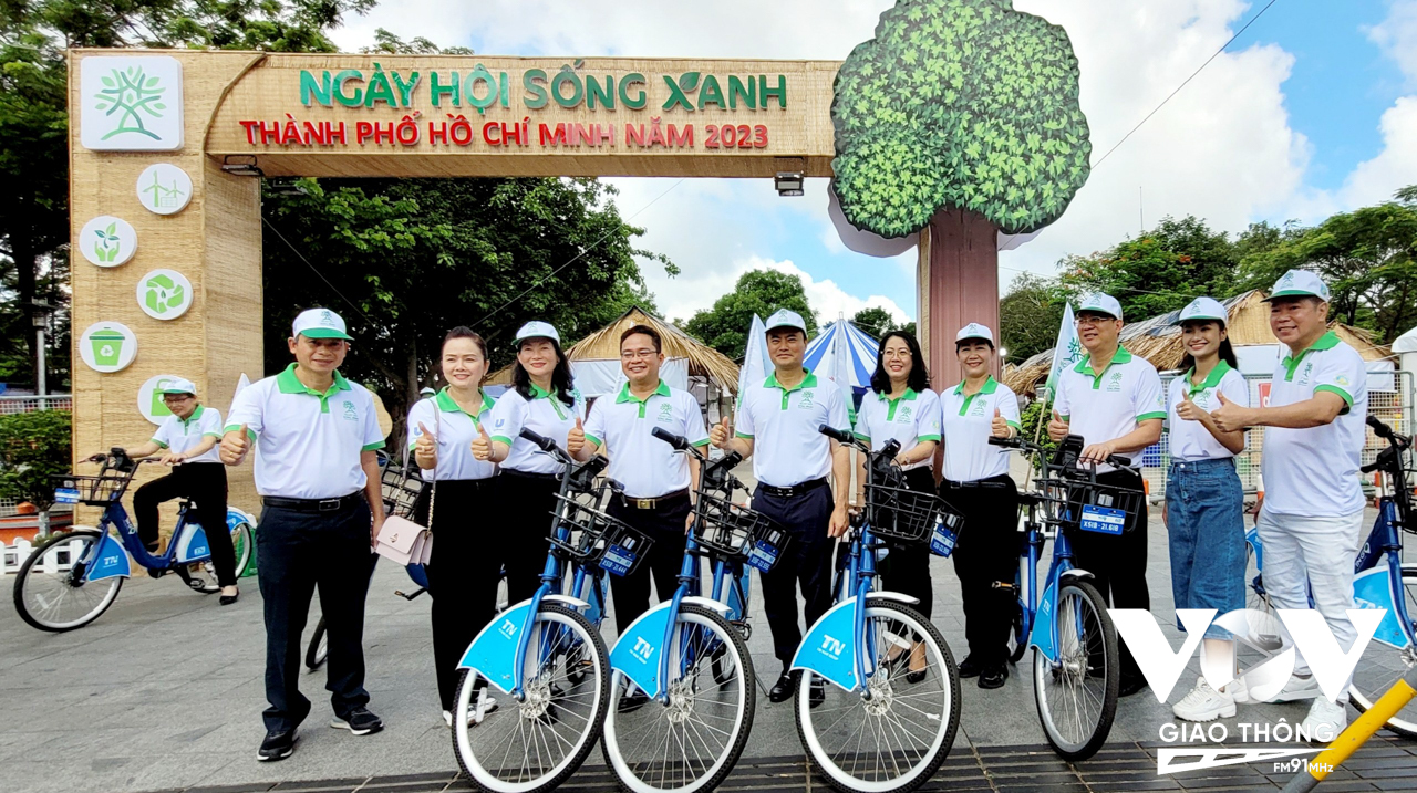 Lãnh đạo Thành uỷ, Lãnh đạo UBND TP cùng Sở ban ngành và các tình nguyện viên tham gia đoàn đạp xe tuyên truyền