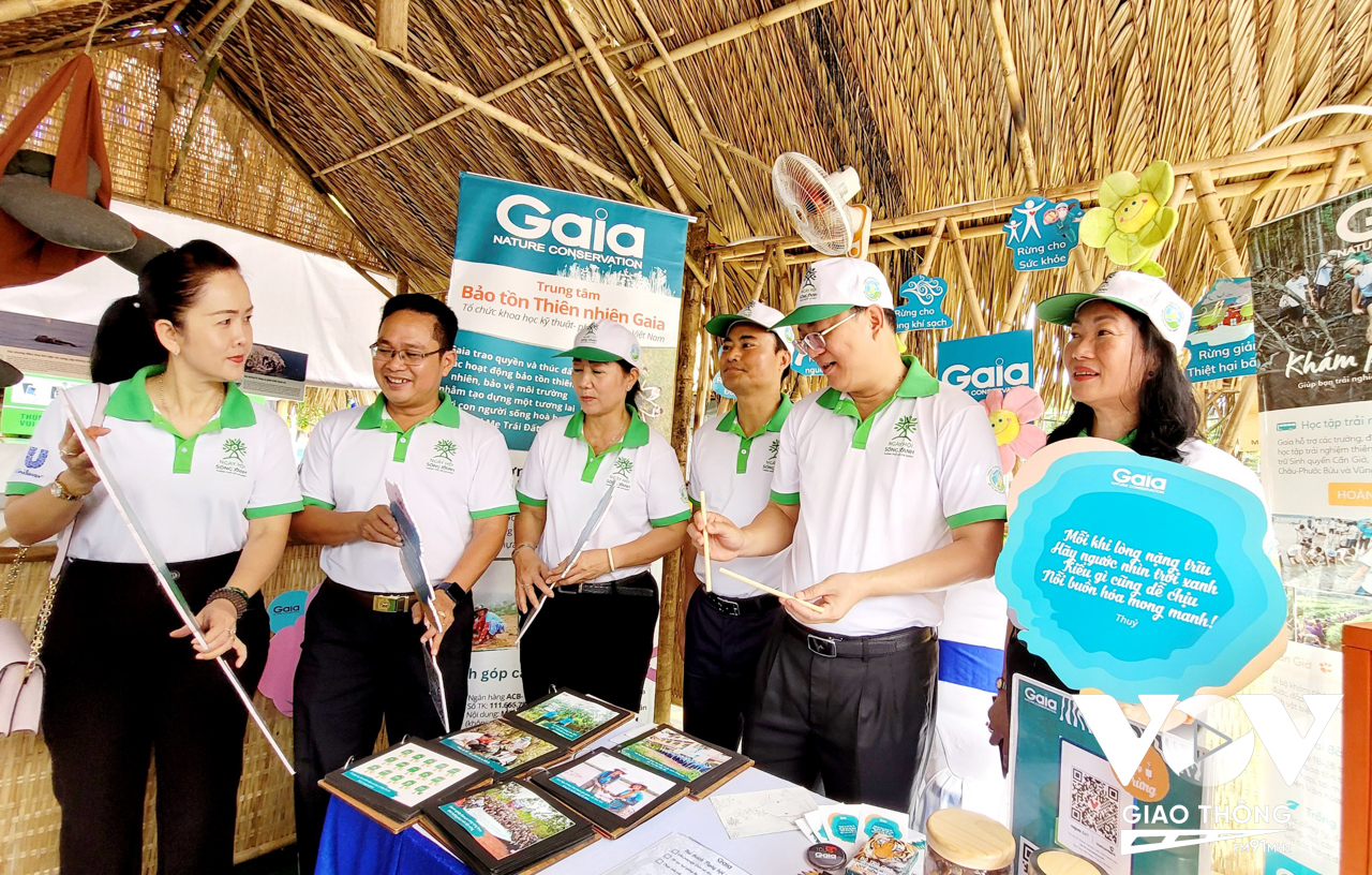 Lãnh đạo TP.HCM tham quan gian hàng Trung tâm bảo tồn thiên nhiên Gaia