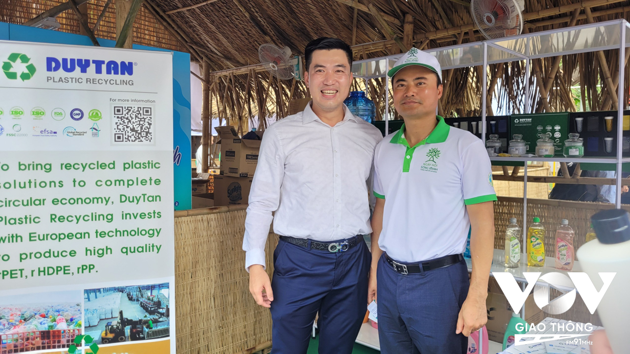 Phó Chủ tịch UBND Bùi Xuân Cường tham quan gian hàng Công ty Nhựa tái chế Duy Tân - Công ty đầu tiên ứng dụng công nghệ tái chế _Bottles to Bottles_ (chai ra chai)