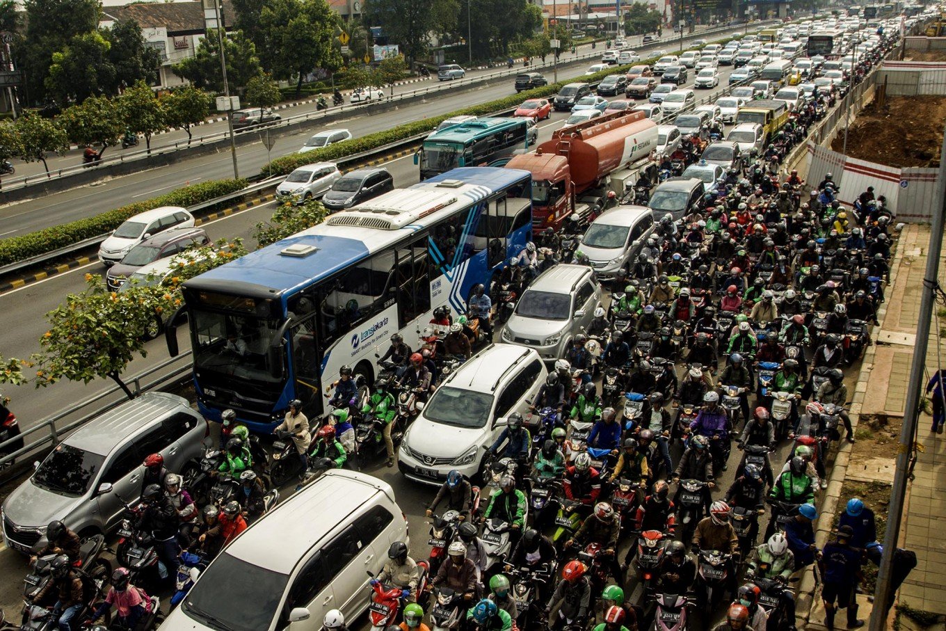 Cảnh tắc đường tại Jakarta, Indonesia. Ảnh: Antara/Galih Pradipta