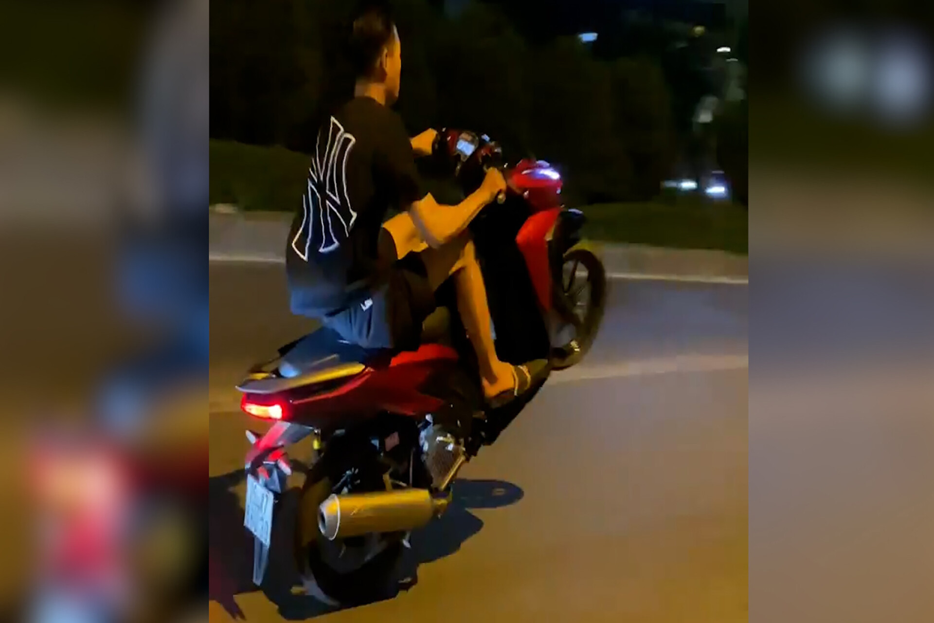 Nam thanh niên bốc đầu xe máy trên đường Lê Văn Lương vào tối ngày 1/6 vừa qua