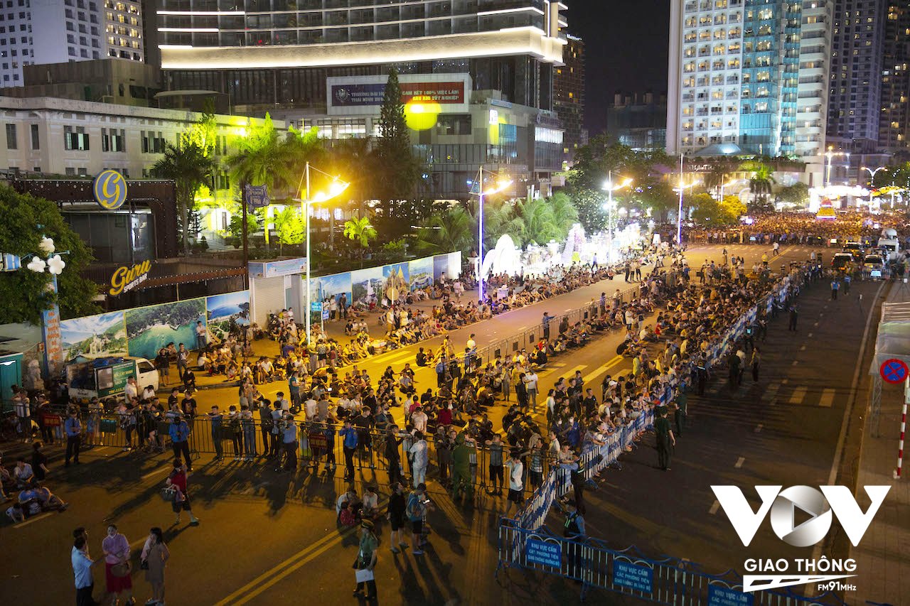 Người dân, du khách xếp hàng dài trên đại lộ dự lễ khai mạc Festival biển 2023