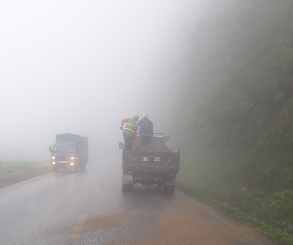 QL6 đoạn qua tỉnh Hòa Bình và Sơn La thường xuyên xuất hiện sương mù bao phủ cả ngày lẫn đêm, tiềm ẩn nguy cơ mất an toàn giao thông