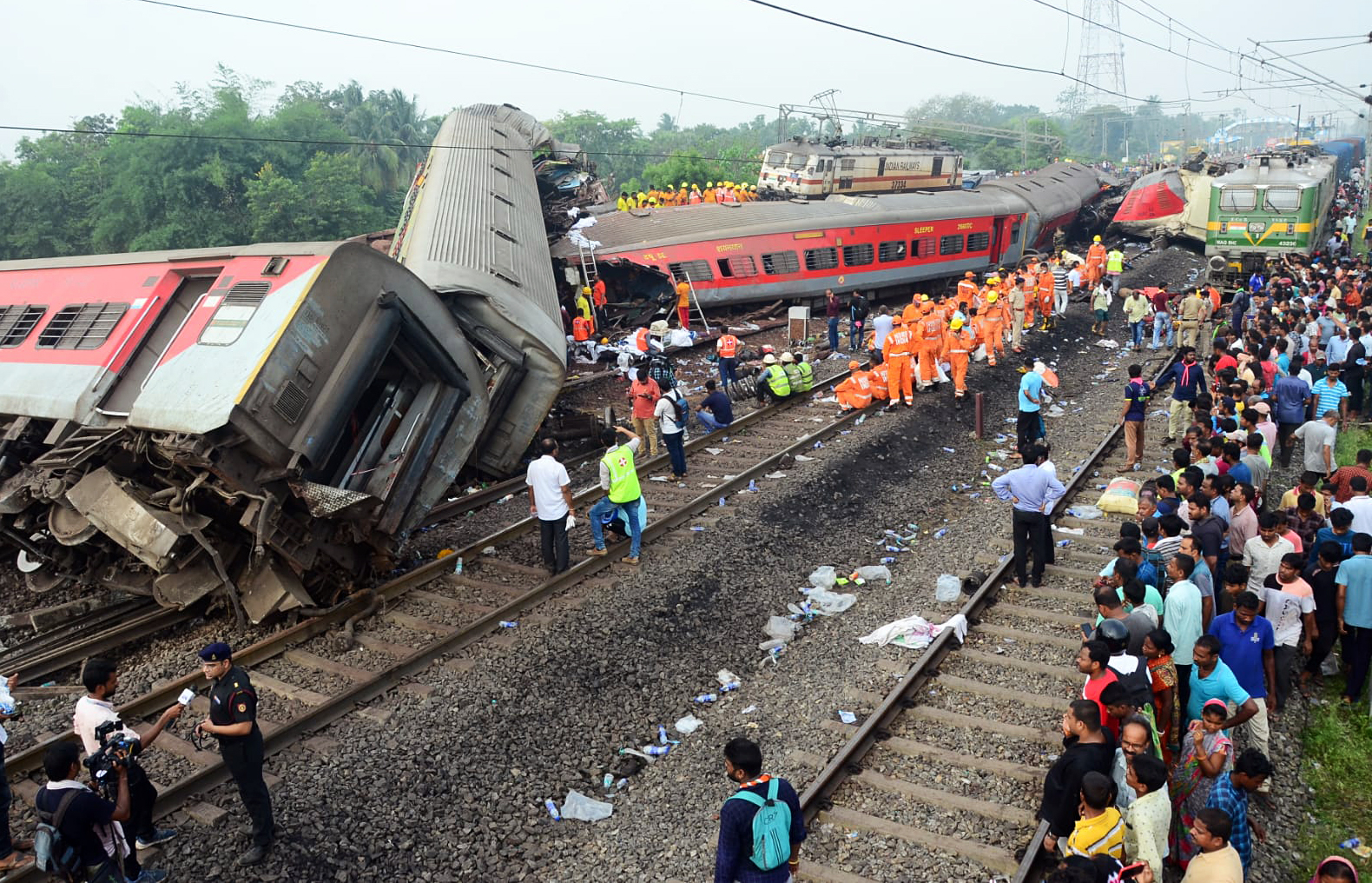 Công tác cứu hộ tại hiện trường vụ tai nạn giữa 3 đoàn tàu hỏa tại bang Odisha ngày 3/6. Ảnh: ANI