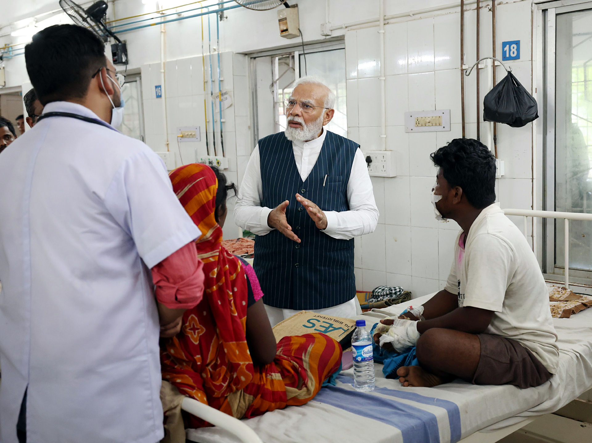 Thủ tướng Ấn Độ Narendra Modi tới bệnh viện thăm hỏi những người bị thương trong vụ tai nạn. Ảnh: ANI
