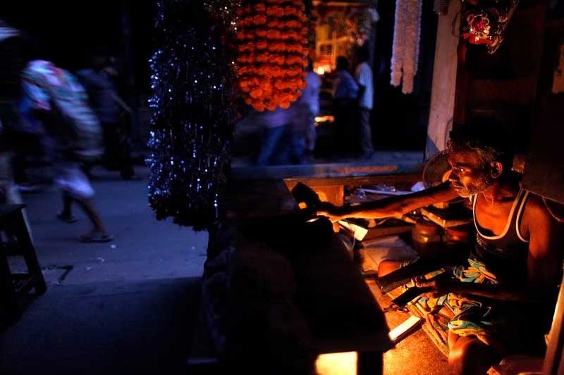 Bangladesh mất điện trên diện rộng do nắng nóng gay gắt. Ảnh: Reuters