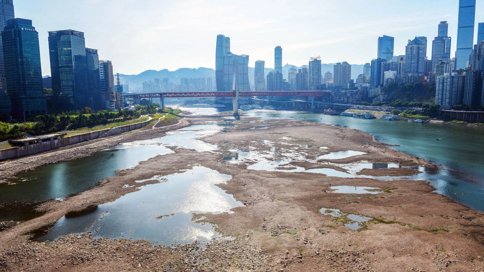 Hạn hán cục bộ tại Vân Nam, đặc biệt trên lưu vực sông Dương Tử, đang gây ảnh hưởng nghiêm trọng đến đảm bảo cung cầu điện các tỉnh phía Nam Trung Quốc. Ảnh: Reuters