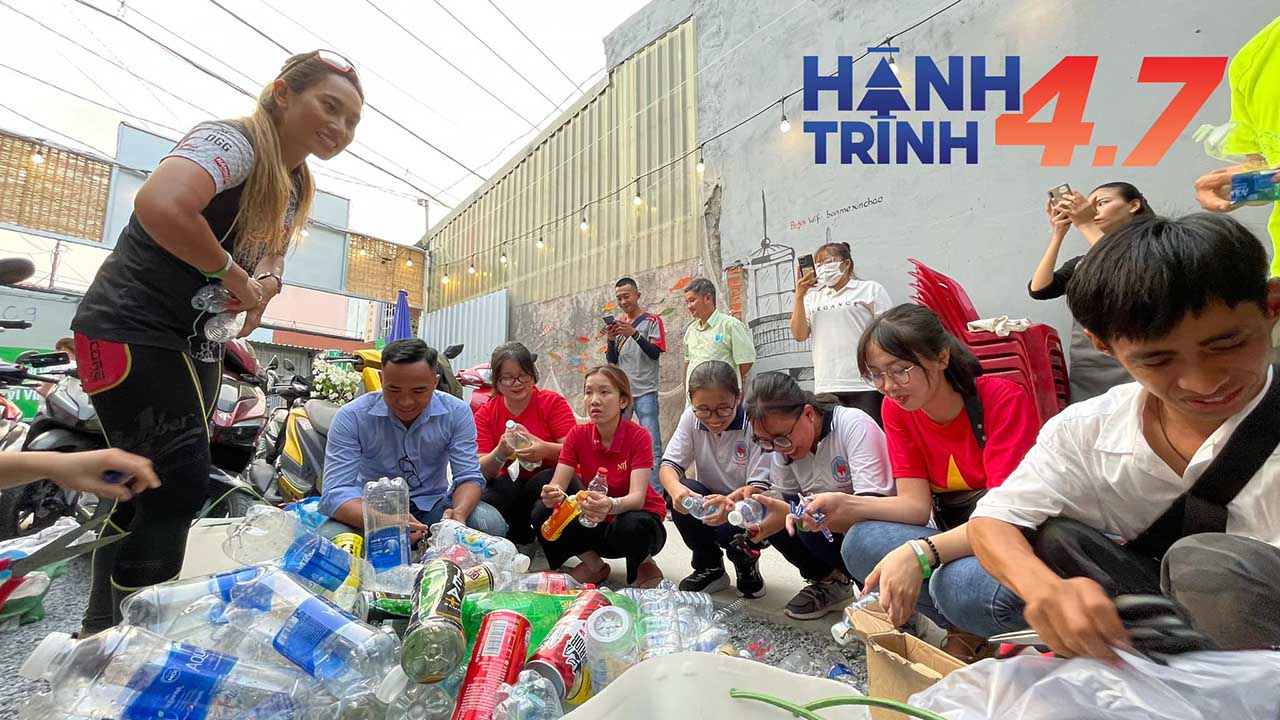 Tại mỗi nơi đi qua trong hành trình từ Trà Cổ đến Cà Mau, Thanh Vũ và ê-kip đều tổ chức các buổi thu gom rác nhựa, giao lưu chia sẻ kiến thức về bảo vệ môi trường