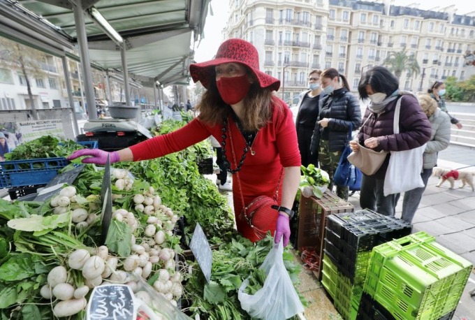 Quầy rau tại một khu chợ ở Nice (Pháp). Ảnh: Reuters